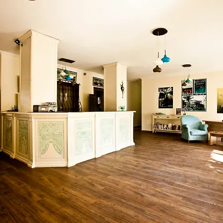 T And G Hotel *